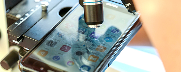 Am Stand des Nat-Lab konnten kleine und große Besucher einen Blick ins Innenleben eines Handy-Bildschirms werfen. (Foto: Stefan F. Sämmer)