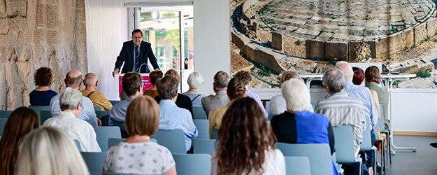 Dr. Patrick Schollmeyer führt in die Michel Oppenheim Lecture 2023 'Ein Virtuose des Sehens' ein. (Foto: Stefan F. Sämmer)