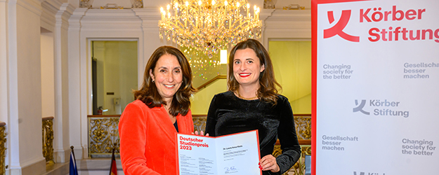 Dr. Laura Anna Klein (r.) bei der Preisverleihung des Deutschen Studienpreises 2023, überreicht durch Bundestagsvizepräsidentin Aydan Özoğuz. (Foto/©: David Ausserhofer)