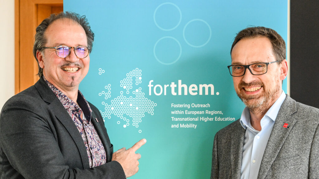 JGU-Vizepräsident Prof. Dr. Stephan Jolie (l.) und Prof. Dr. Eckhard Thines, Mitglied der FORTHEM Coordination Commission, freuen sich auf das fünfte Jahr der FORTHEM-Allianz. (Foto: Peter Thomas)