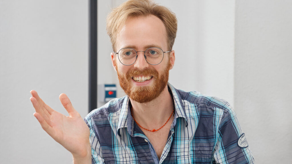 Philipp Neuweiler vom Journalistischen Seminar der JGU engagiert sich für die nepalesische Shilpee Theatre Group. (Foto: Stefan F. Sämmer)