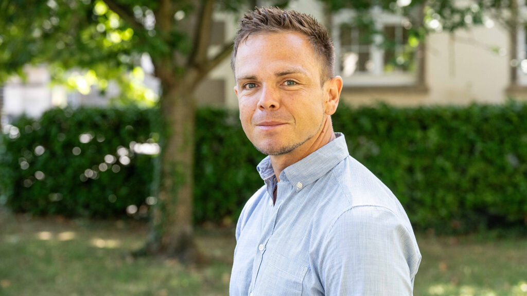 Prof. Dr. Nico Nassenstein ist seit 2023 Professor für Afrikanistik an der Johannes Gutenberg-Universität Mainz. Er arbeitet vor allem im Bereich der Anthropologischen Linguistik, der Soziolinguistik und Pragmatik zu Sprachen in Zentralafrika und Ostafrika. (Foto: Peter Thomas)