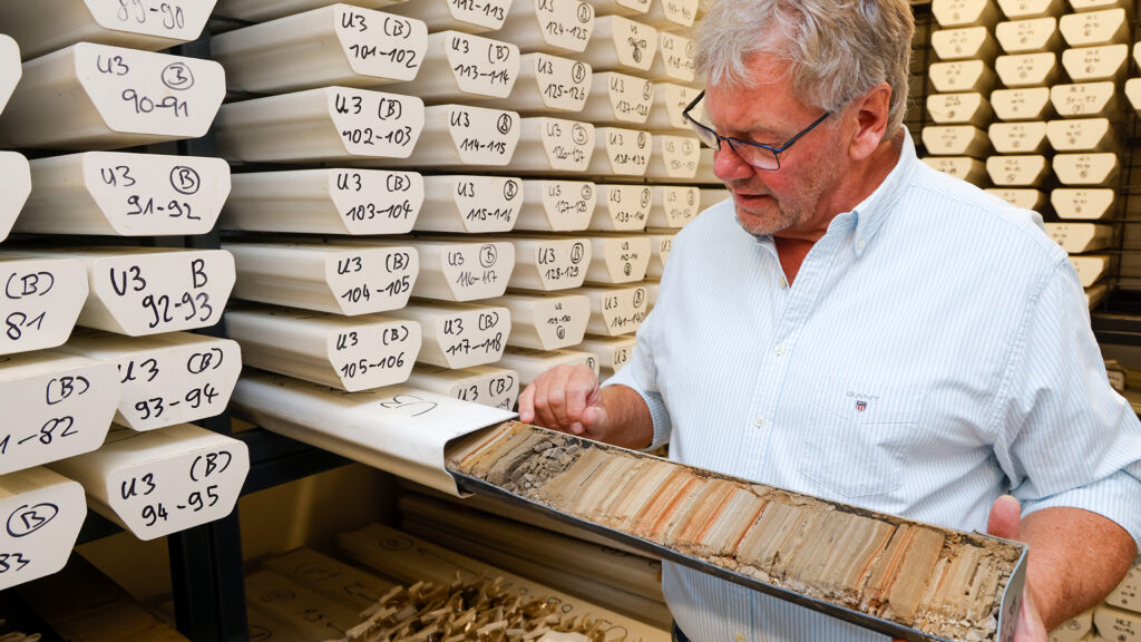 Die Bohrkerne des ELSA-Projekts geben nicht nur Auskunft über das Klima vergangener Jahrhunderte, sie gewähren zudem einen vielschichtigen Einblick in 130.000 Jahre Menschheitsgeschichte. (Foto: Stefan F. Sämmer)