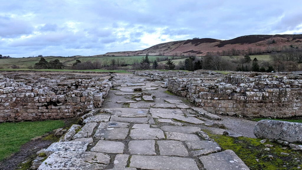 Blick auf den westlichen Eingang der römischen Festung Vindolanda (Foto/©: Catherine Teitz)