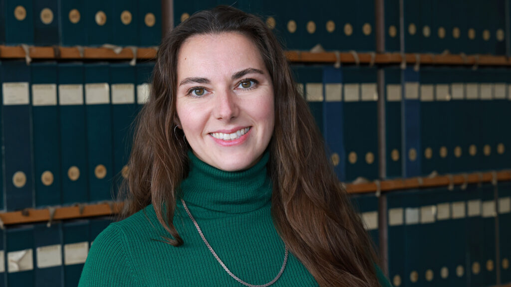 Juniorprof. Dr. Catherine Teitz forscht und lehrt im Arbeitsbereich Klassische Archäologie der JGU. (Foto: Bernd Eßling)