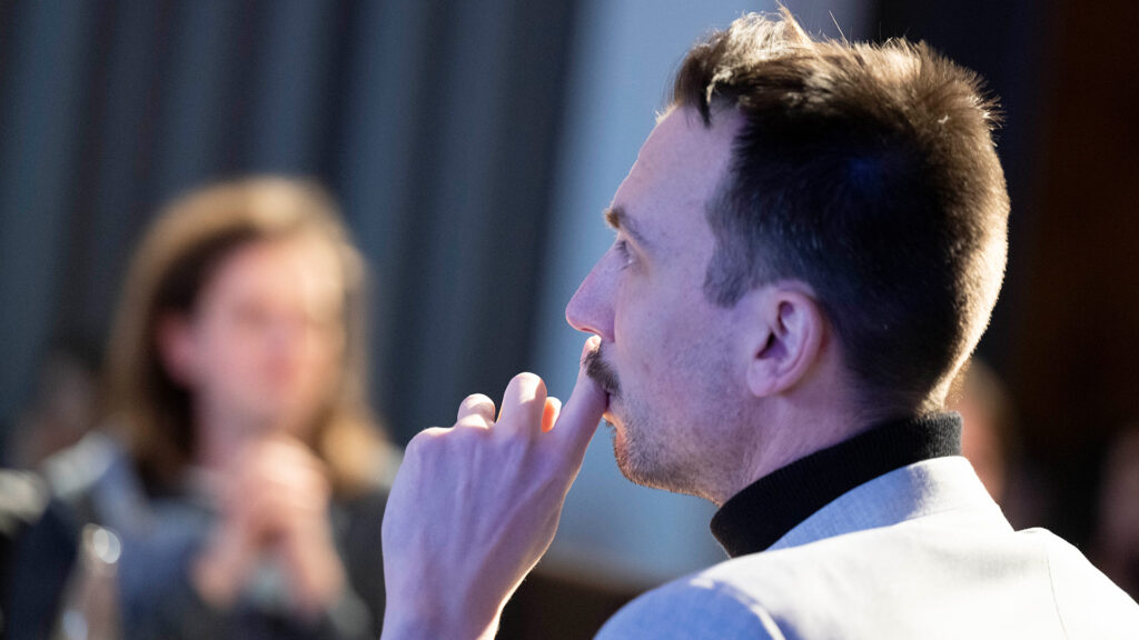 Als Chief Communication Officer der JGU ermutigt Dominik Schuh die Studierenden, ihre Ideen zur Gestaltung des Campus zu kommunizieren. (Foto: Peter Pulkowski)