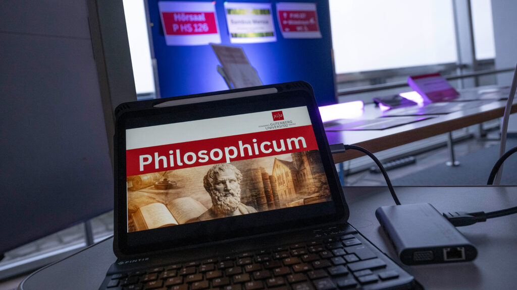 Gut sichtbare einheitliche Beschriftungen von Gebäuden und Räumen sind zentral für die Orientierung auf dem Campus. (Foto: Peter Pulkowski)