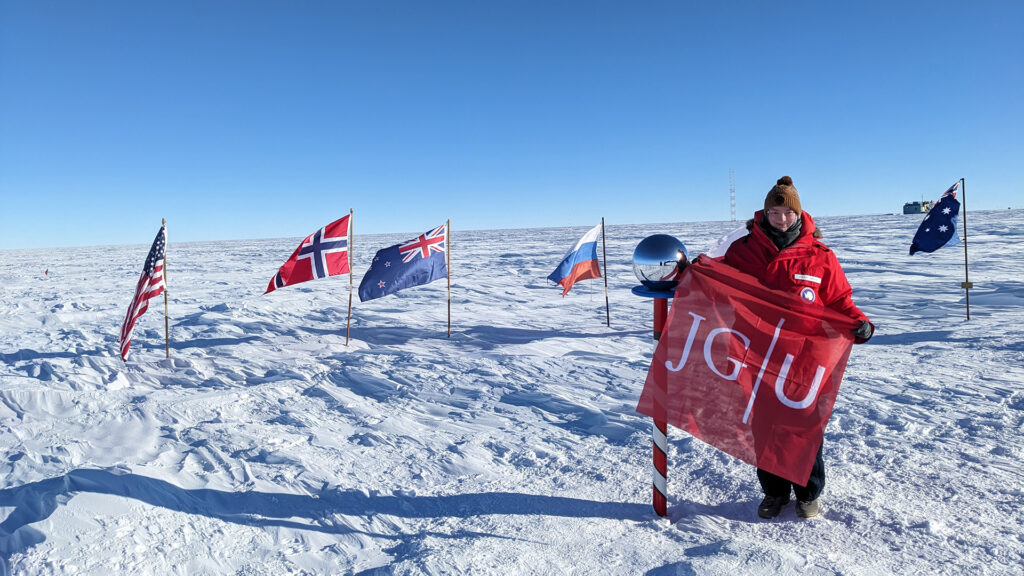 Physik-Doktorandin Lea Schlickmann von der JGU hat im Winter 2025 fünf Wochen am IceCube Neutrino Observatory am Südpol mitgearbeitet. (Foto/©: Emmett Krupczak / IceCube/NSF)