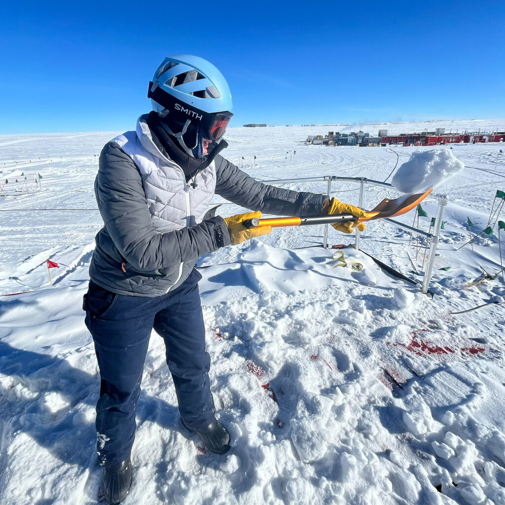 Nach dem antarktischen Winter, der typischerweise von April bis Oktober dauert, gehört auch das Entfernen von Schneemassen von Gebäuden, Geräten und Kabeln zu den vorbereitenden Aufgaben der Forschenden. (Foto/©: Emmett Krupczak / IceCube/NSF)