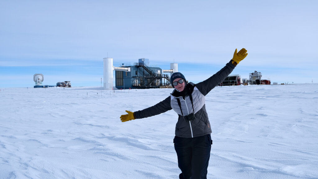 JGU-Doktorandin Lea Schlickmann vor der Amundsen-Scott-Südpolstation (Foto/©: Andreas Nöll / IceCube/NSF)