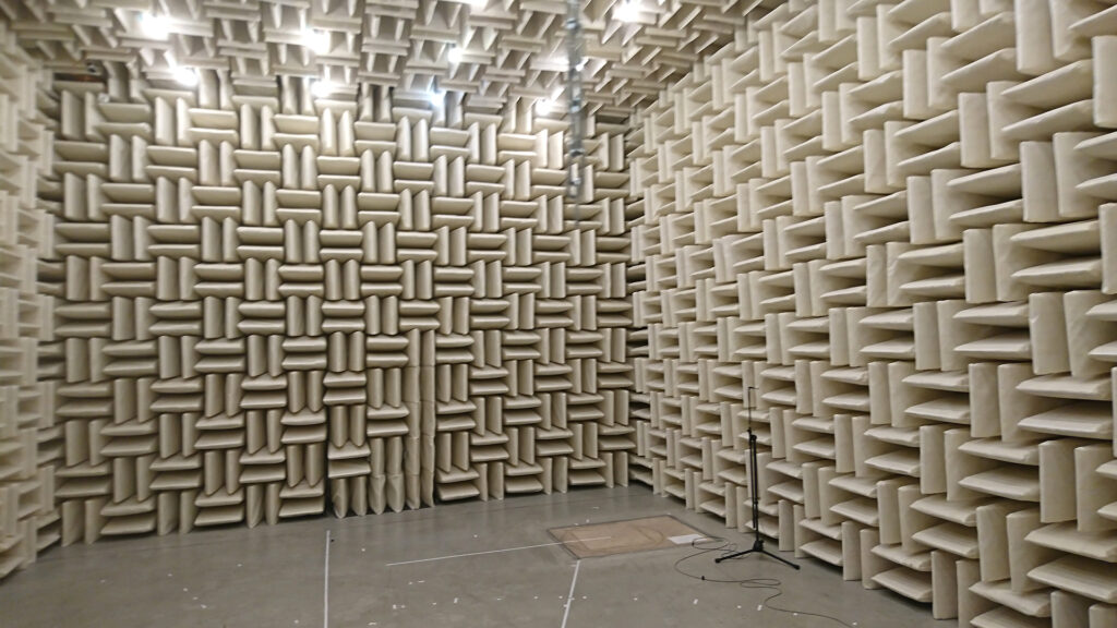 In einem schalltoten Raum sind Wände, Decke und Boden mit dicken absorbierenden Schaumstoffkeilen verkleidet, wodurch kein Nachhall entsteht und Außengeräusche nicht eindringen. Schallreflexionen werden auf diese Weise fast vollständig eliminiert. (Foto/©: Peter Kiefer)