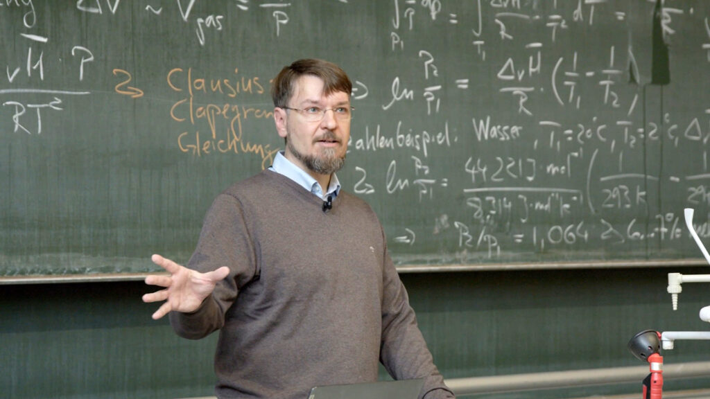 Sebastian Seiffert ist seit 2016 Professor für Physikalische Chemie der Polymere an der JGU und engagiert sich seit vielen Jahren für die Vermittlung von Wissen rund um den Klimawandel. (© mindjazz pictures)