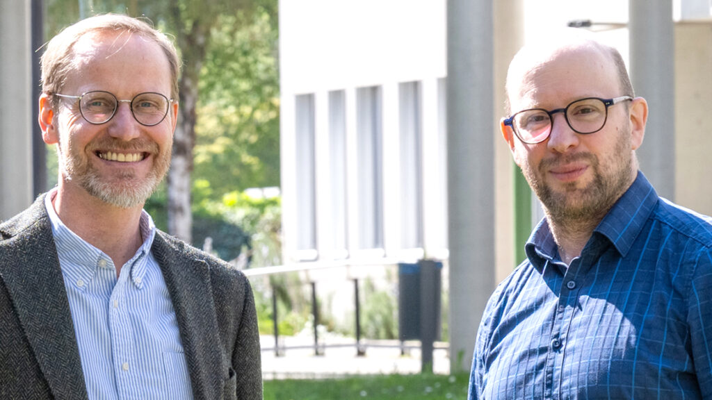 Prof. Dr. Johannes Lipps (r.) von der Johannes Gutenberg-Universität Mainz und Prof. Dr. Dirk Wicke (l.) von der Goethe-Universität Frankfurt stehen dem Verbund Archäologie Rhein-Main aktuell als Sprecher bzw. Vize-Sprecher vor. (Foto: Peter Thomas)