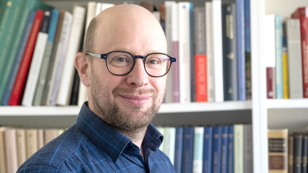 Johannes Lipps ist Professor für Klassische Archäologie an der Johannes Gutenberg-Universität Mainz und seit Januar 2026 Sprecher des Verbunds Archäologie Rhein-Main. (Foto: Peter Thomas)