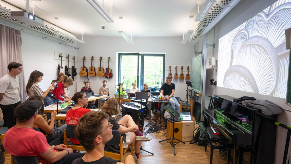 In gemeinsamer Projektarbeit mit Lehramtsstudierenden der JGU haben sich die Schülerinnen und Schüler des Gutenberg-Gymnasiums Mainz der multimedialen Verknüpfung von Biologie, Musik und Kunst angenähert. (Foto: Peter Thomas)
