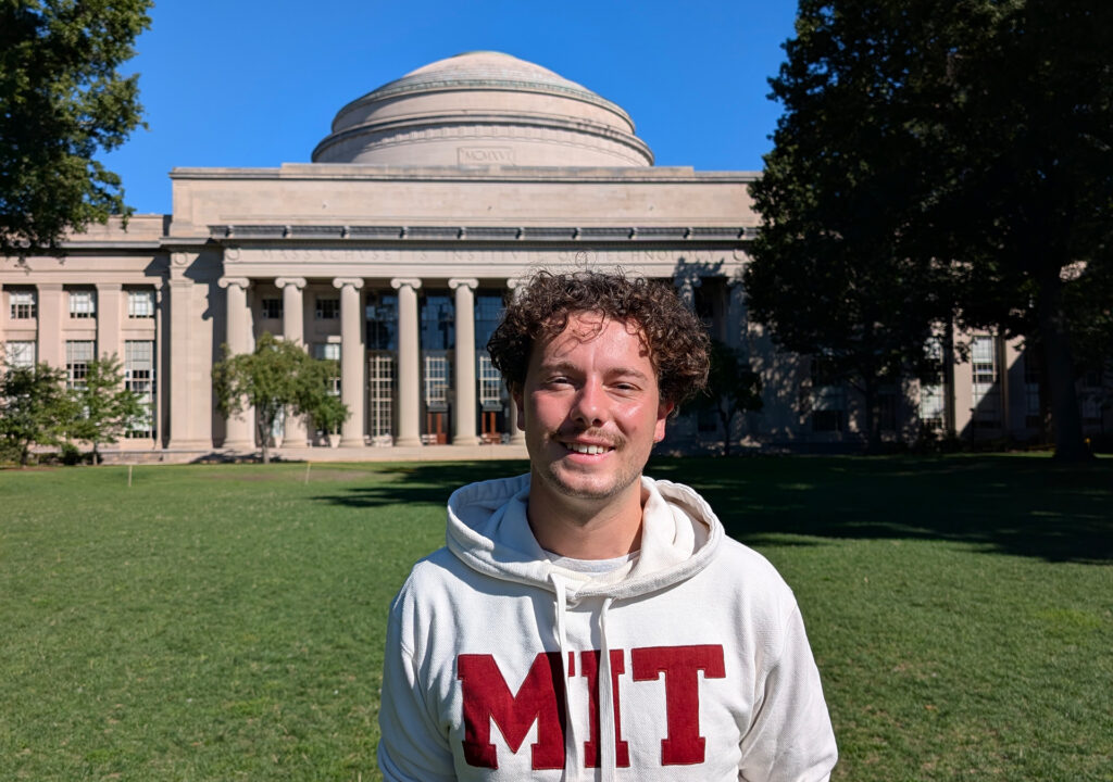 Vom Gutenberg-Campus ans MIT: Collin Wittenstein forscht heute am renommierten Massachusetts Institute of Technology in Cambridge, USA. Im Hintergrund ist das historische Building 10 mit der markanten Kuppel, einem der bekanntesten Wahrzeichen auf dem MIT-Campus, zu sehen. (Foto/©: privat)