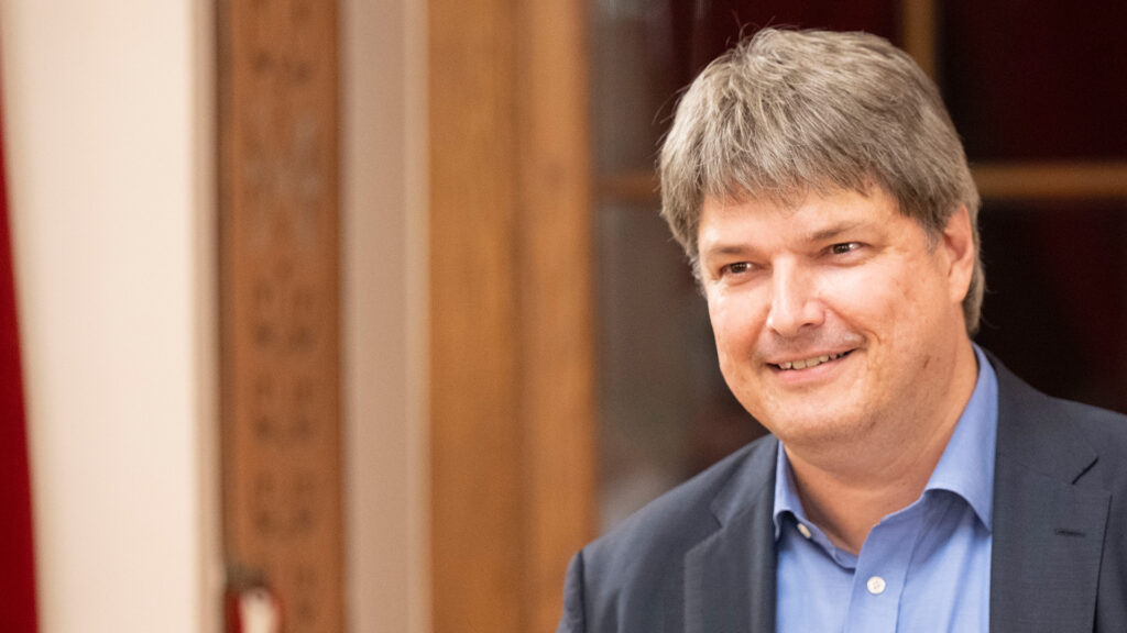 Prof. Dr. Stefan Kramer hat seit 2011 die Professur für Data Mining an der Johannes Gutenberg-Universität Mainz inne. Seit August 2024 ist er zudem KI-Lotse für den Bereich der Lebenswissenschaften im Land Rheinland-Pfalz. (Foto: Peter Pulkowski)