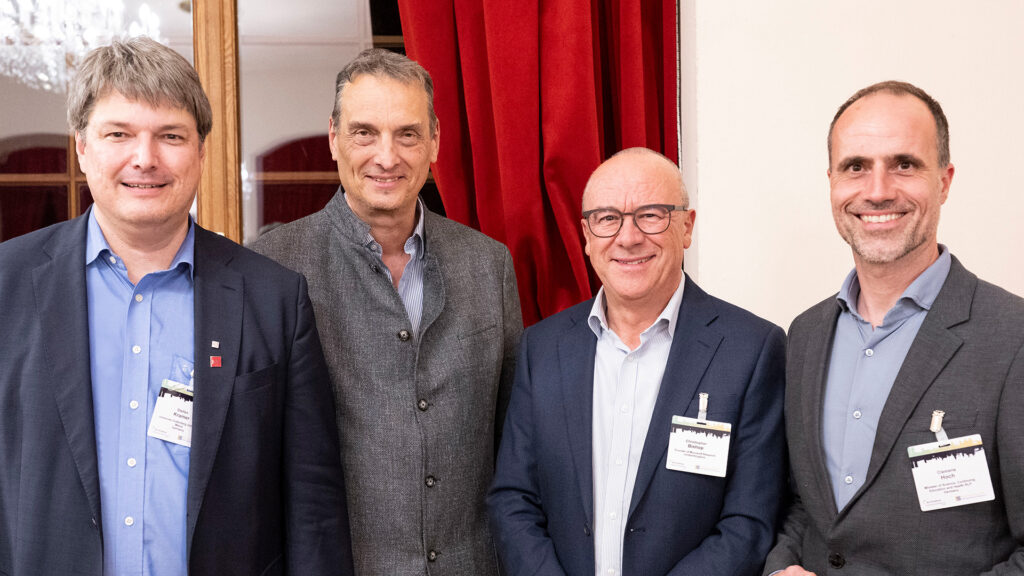 Eröffnung der "AI for Science Week" im Kurfürstlichen Schloss zu Mainz: (v.l.) Kongressorganisator Prof. Dr. Stefan Kramer, JGU-Vizepräsident Prof. Dr. Stefan Müller-Stach, Keynote-Speaker Prof. Christopher Bishop, Gründer und Direktor der Abteilung "AI for Science" bei Microsoft Research in Cambridge, und Wissenschaftsminister Clemens Hoch (Foto: Peter Pulkowski)